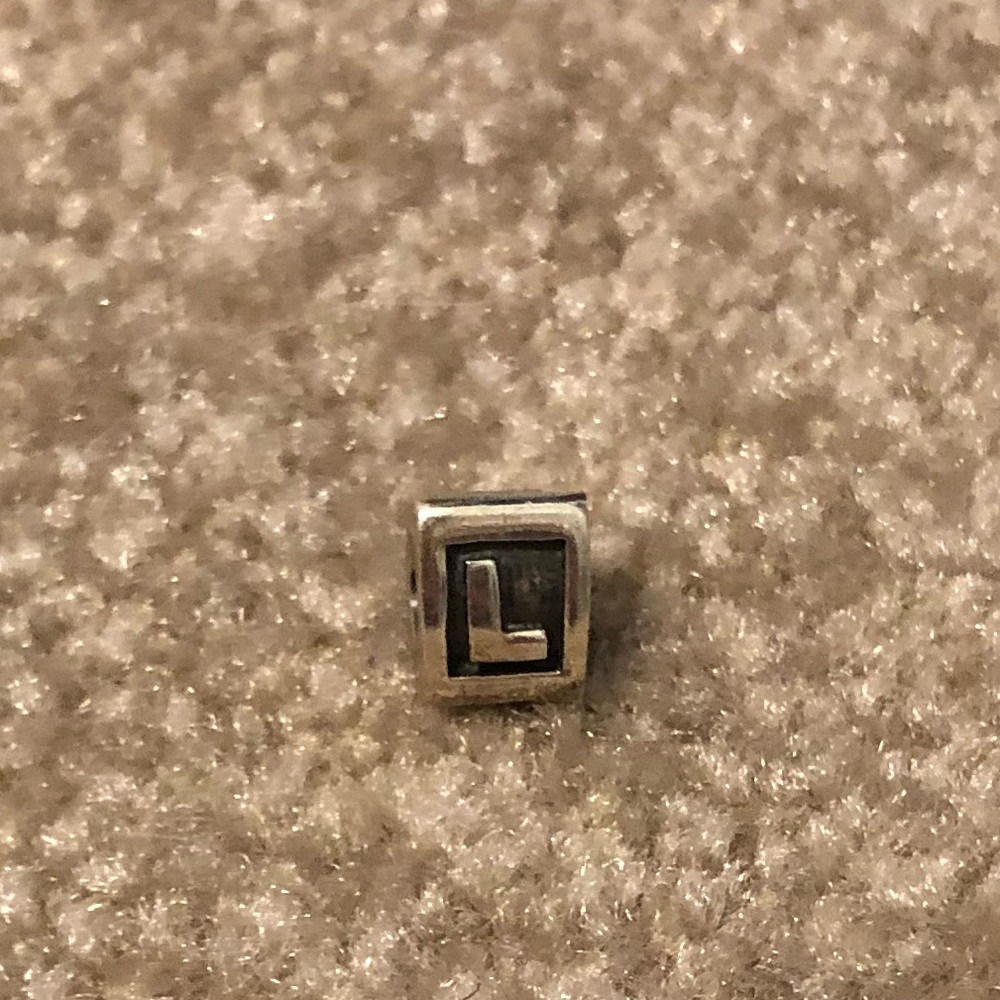 Pandora letter “L”